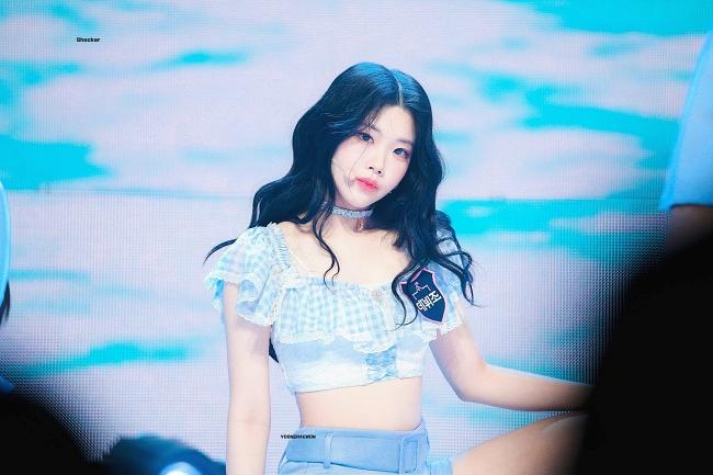 Yoon Chae Won sinh năm 2003. Gương mặt có nhiều nét tương đồng với IU, ngay từ vòng đầu tiên của show sống còn My Teenage Girls, Chae Won đã nhận được sự chú ý của khán giả. Bên cạnh đó, giọng hát cao và khả năng live ổn định giúp cô nhận được cả 4/4 phiếu bầu từ ban giám khảo.