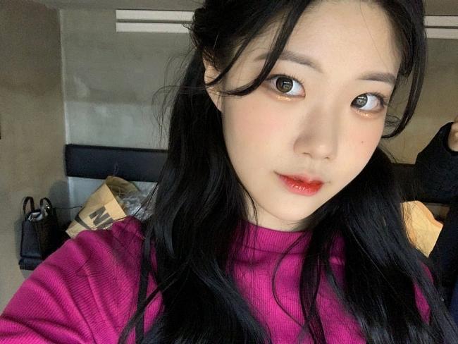 Yoon Chae Won được ban cố vấn đánh giá có quãng giọng rộng và khả năng lên nốt cao tốt nhất trong dàn thí sinh tham gia.