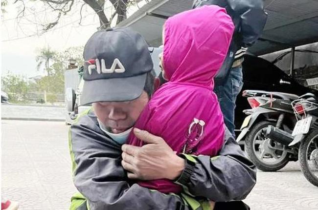 Bé gái dưới cống ngập nước ở Hải Phòng: Mẹ bỏ đi, sống tuềnh toàng-2