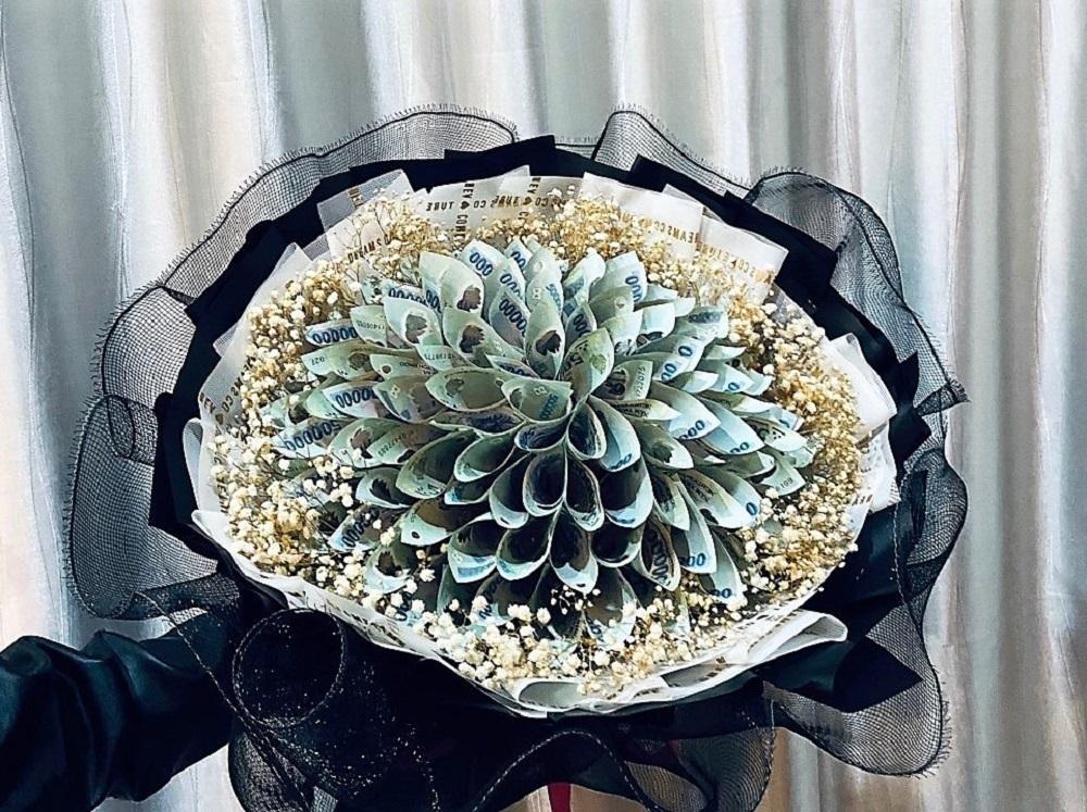 Thanh niên Nghệ An tặng mẹ hoa 8/3 được kết từ 100 triệu đồng-2