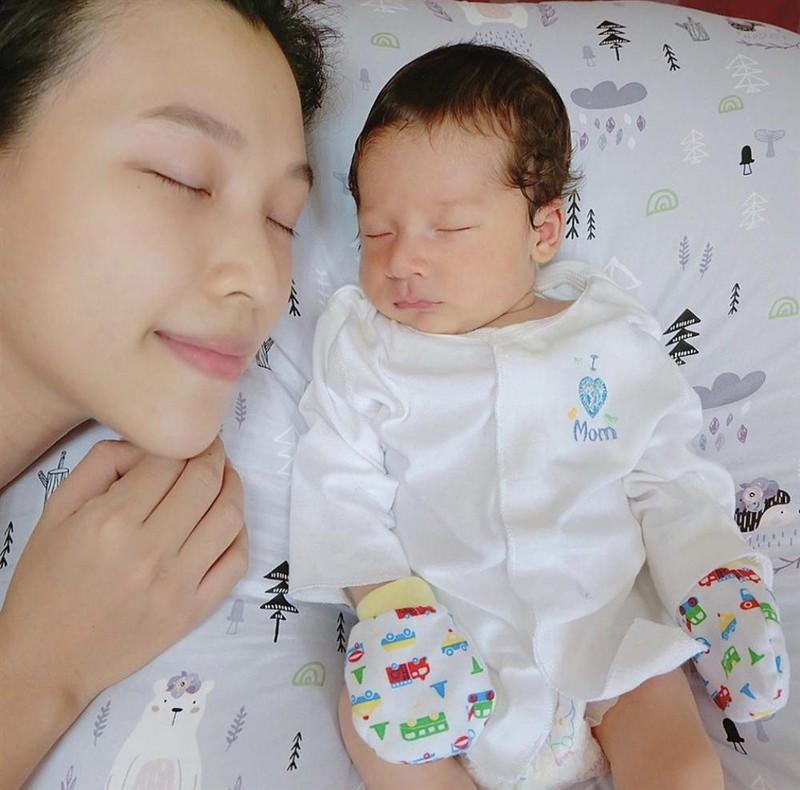 Hoàng Oanh thả rông phơi lưng trần sau khi bị chồng Tây chê bà đẻ-7