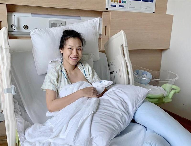 Hoàng Oanh thả rông phơi lưng trần sau khi bị chồng Tây chê bà đẻ-8