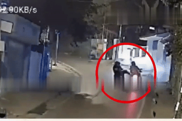 Clip: Giơ chân đạp xe CSGT, 3 thanh niên lập tức bị 'nghiệp quật'