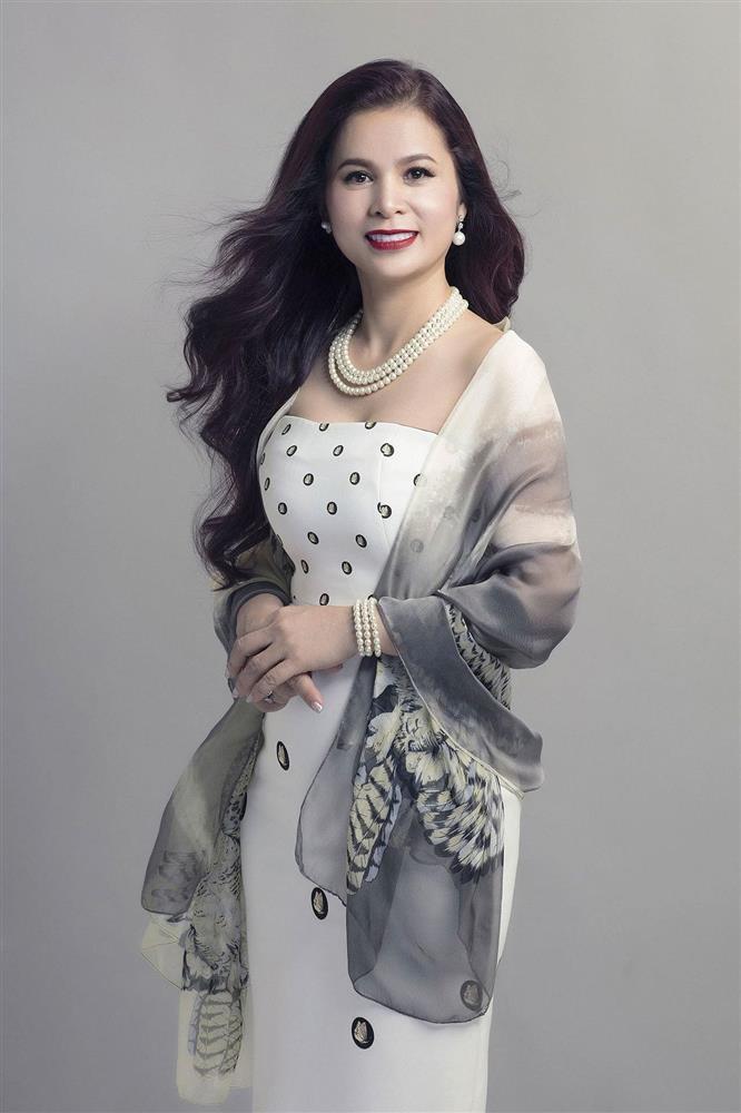 Vợ cũ ông Đặng Lê Nguyên Vũ lộ nhan sắc thật trên livestream-2