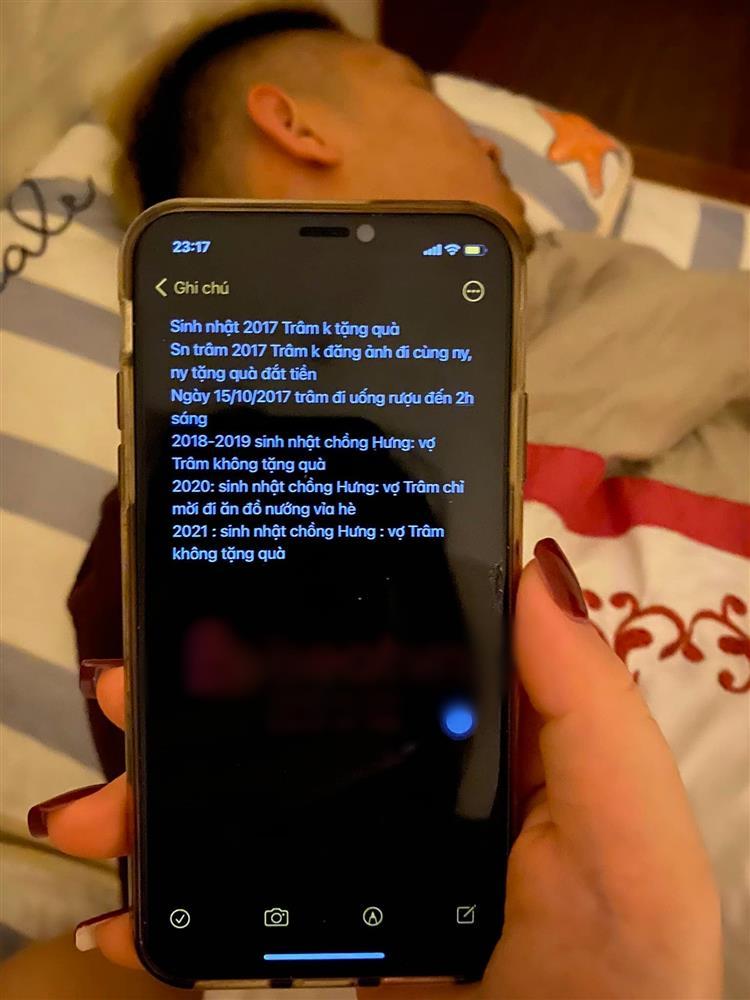 Xem trộm điện thoại của chồng, vợ xấu hổ vì bí mật giấu kín 5 năm-2