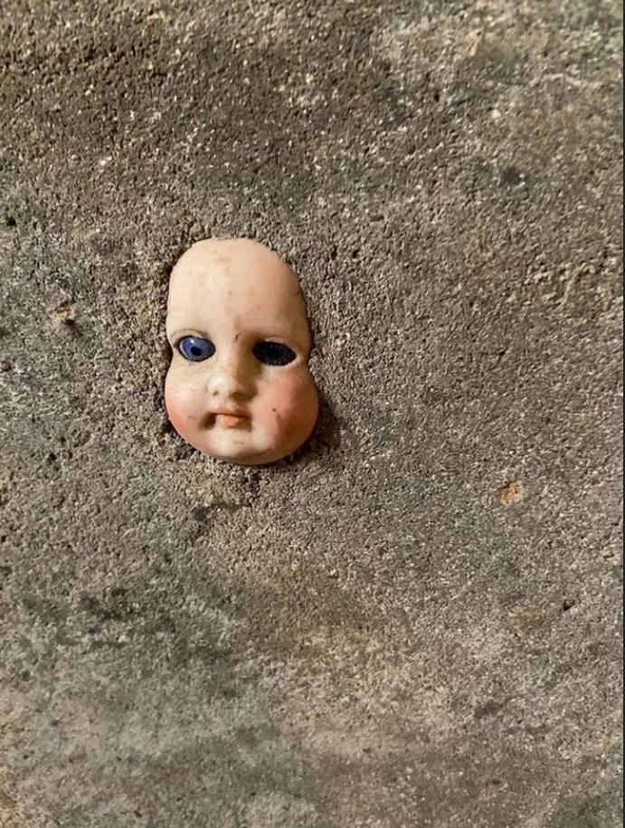 Vừa vào nhà mới, cô gái muốn dọn đi ngay vì thứ đáng sợ trên tường-3