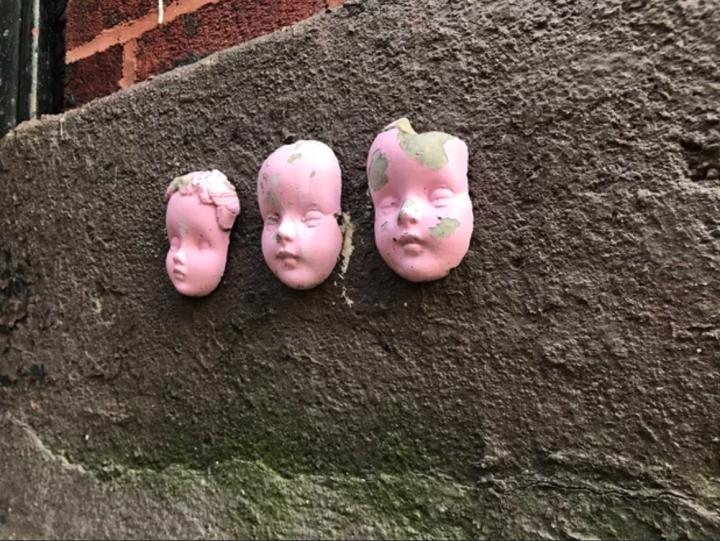 Vừa vào nhà mới, cô gái muốn dọn đi ngay vì thứ đáng sợ trên tường-4