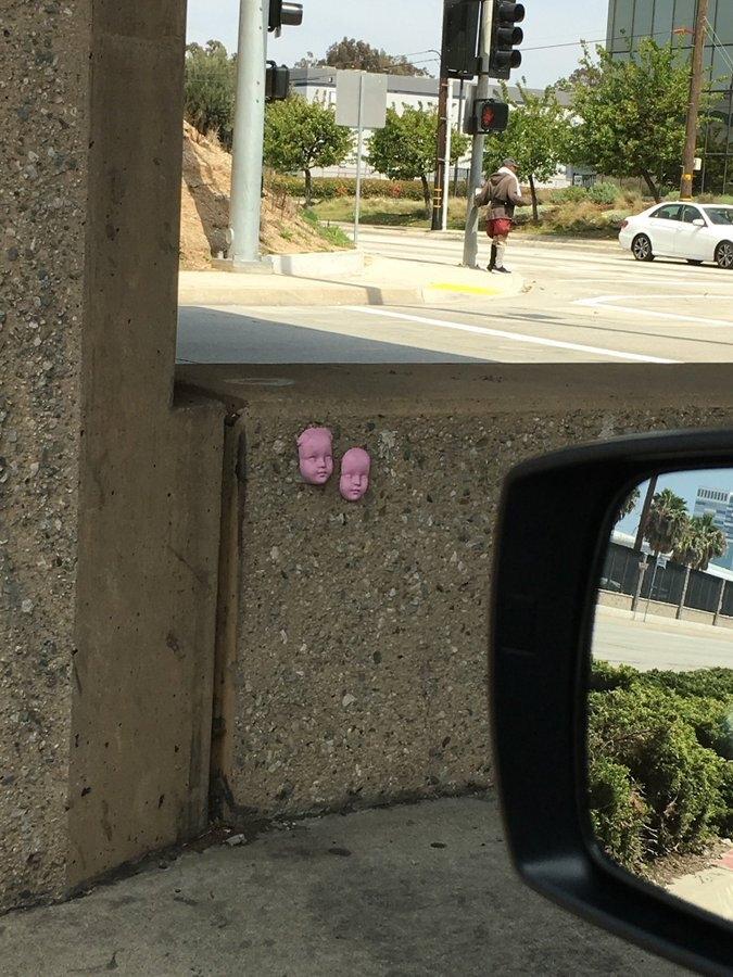 Vừa vào nhà mới, cô gái muốn dọn đi ngay vì thứ đáng sợ trên tường-5