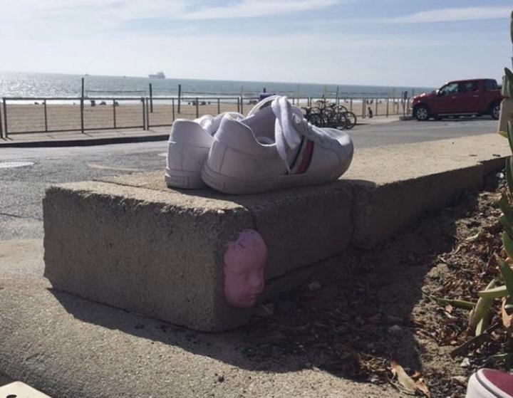 Vừa vào nhà mới, cô gái muốn dọn đi ngay vì thứ đáng sợ trên tường-6