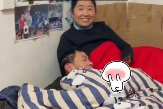 Ngưỡng mộ tình cảm của bố mẹ chồng cô gái ở Trung Quốc