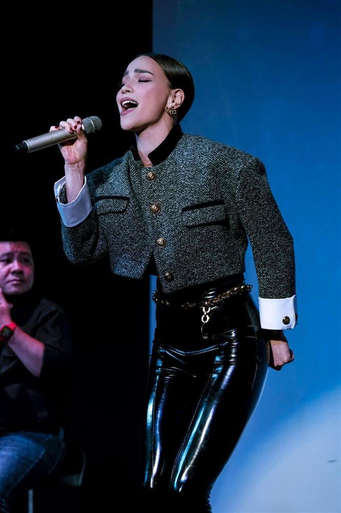 Dân mạng réo gọi Lâm Bảo Châu học Kim Lý một điều đặc biệt-1