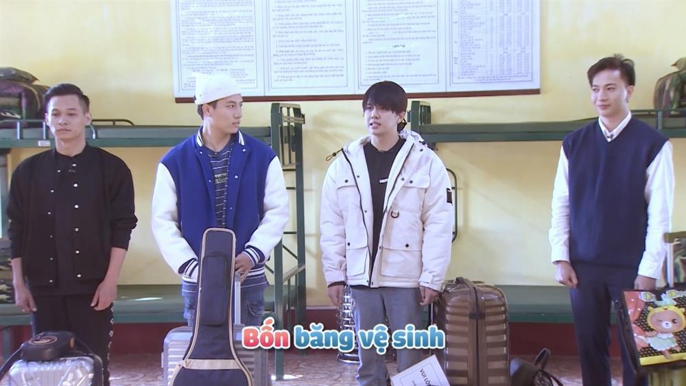 Duy Khánh nhập ngũ: 9 quần lót, 4 băng vệ sinh và 1.001 lọ mỹ phẩm-4