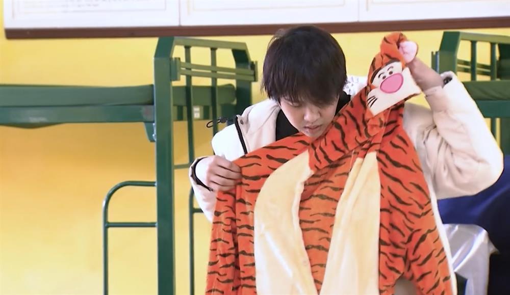 Duy Khánh nhập ngũ: 9 quần lót, 4 băng vệ sinh và 1.001 lọ mỹ phẩm-5