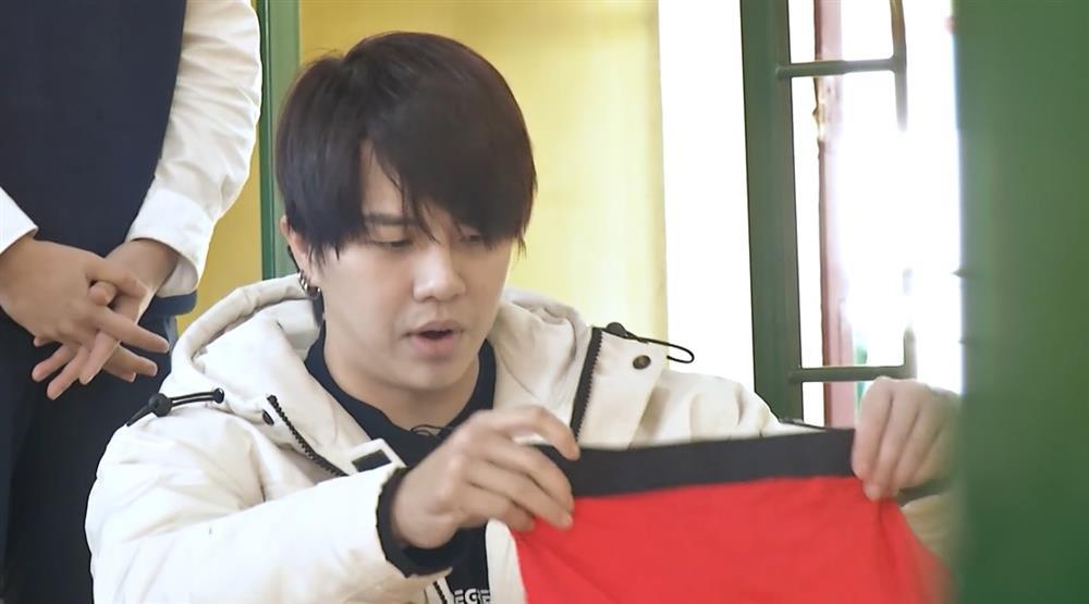 Duy Khánh nhập ngũ: 9 quần lót, 4 băng vệ sinh và 1.001 lọ mỹ phẩm-7