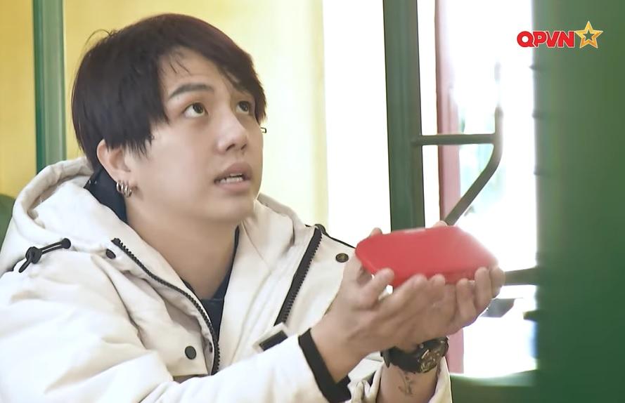 Duy Khánh nhập ngũ: 9 quần lót, 4 băng vệ sinh và 1.001 lọ mỹ phẩm-9