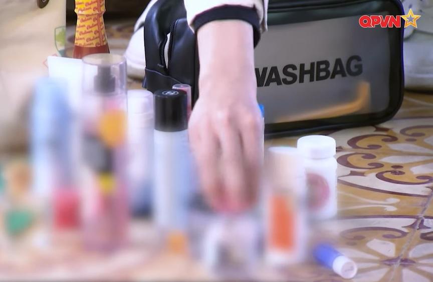 Duy Khánh nhập ngũ: 9 quần lót, 4 băng vệ sinh và 1.001 lọ mỹ phẩm-10