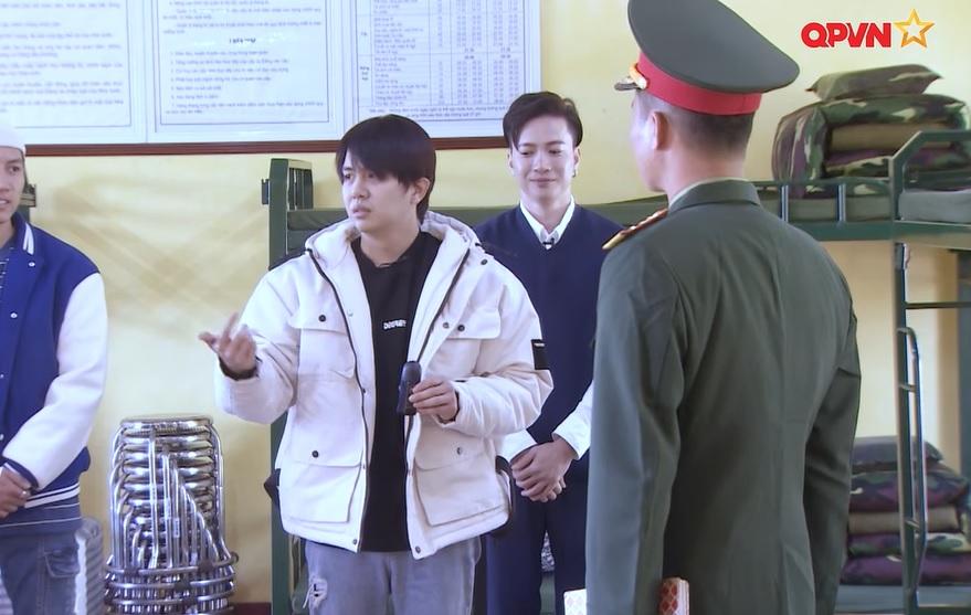 Duy Khánh nhập ngũ: 9 quần lót, 4 băng vệ sinh và 1.001 lọ mỹ phẩm-11