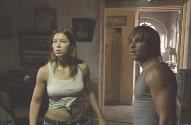 Tạo hình gợi cảm của "ngôi sao quyến rũ nhất năm 2005" trong phim kinh dị thu hút nhiều khán giả ra rạp. Trong phim, nữ diễn viên sinh năm 1982 đóng vai Erin. Cô và bạn trai Kemper (Eric Balfour) và nhóm bạn trên đường đến buổi hòa nhạc của nhóm Lynyrd Skynyrd. Khi lái xa qua Texas, cả nhóm cho một người bị chấn thương nặng quá giang. Từ đó, xảy ra vô số sự cố bí ẩn.