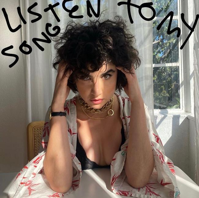 Sarah Yarkin sinh năm 1993, là gương mặt khá lạ lẫm với khán giả Việt Nam. Trước khi đóng Tử thần vùng Texas, Sarah từng đóng Sinh nhật chết chóc 2 (2019) và Motherland: Fort Salem (2020).