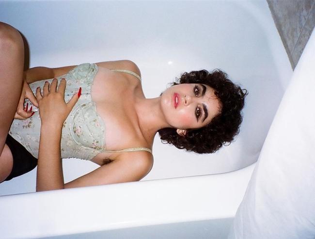 Nữ diễn viên 9X sở hữu vẻ đẹp lạ, gợi cảm và bí ẩn. Cô được nhận xét là ngôi sao triển vọng của Hollywood trong tương lai.