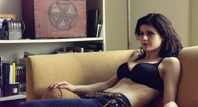 Theo tờ nydailynews, trang phục của diễn viên nữ trong phim kinh dị cổ điển phải đáp ứng được yêu cầu "càng ít quần áo càng tốt". Đây chính là lý do các mỹ nhân trong series phim kinh dị nổi đình đám này thường mặc trang phục gợi cảm nhất có thể.