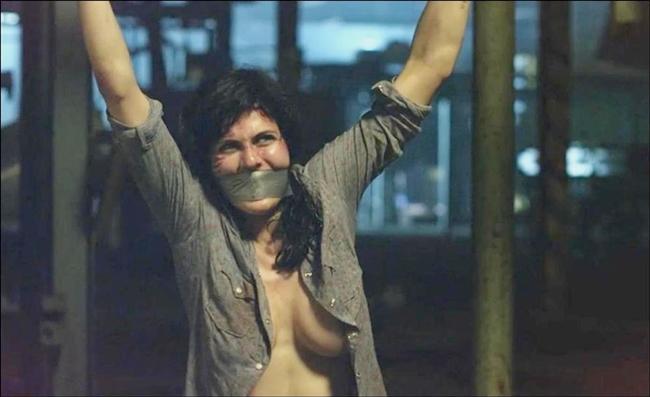 Trong phim, cô đào 8X đóng vai Heather. Khi nhận được di chúc từ người bà, Heather cùng nhóm bạn lên đường tới Texas để nhận tài sản thừa kế. Tại đây, cả nhóm bạn phải đối mặt với kẻ sát nhân mang mặt nạ bí ẩn, bí mật về thân thế của Heather cũng được tiết lộ. Cảnh Alexandra Daddario để ngực trần bị tra tấn trong phim gây nhiều tranh cãi.