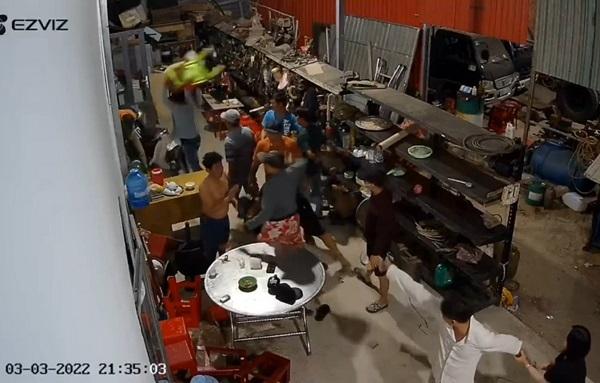 Nhóm đối tượng hung hãn xông vào nhà đánh 3 người tới tấp gây khiếp đảm-2