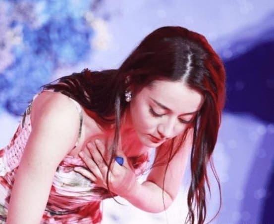 Cùng lấy tay che ngực, Angelababy được khen còn Liễu Nham bị ném đá-1