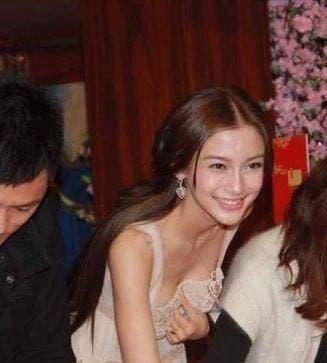 Cùng lấy tay che ngực, Angelababy được khen còn Liễu Nham bị ném đá-3