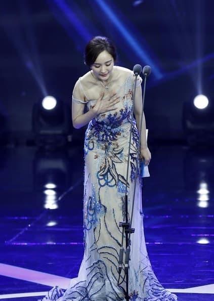 Cùng lấy tay che ngực, Angelababy được khen còn Liễu Nham bị ném đá-4