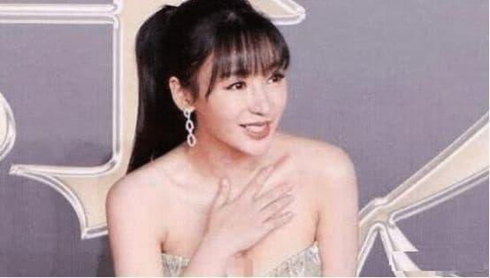 Cùng lấy tay che ngực, Angelababy được khen còn Liễu Nham bị ném đá-5