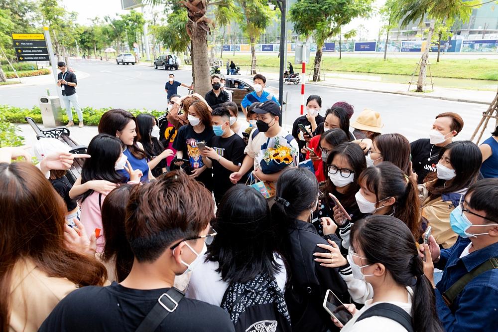 Hồn nhiên chui tủ khi dự sự kiện, Lan Ngọc có ổn không?-7