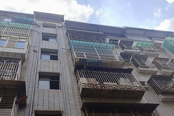 Phát hiện thi thể người phụ nữ áo đen trôi dạt vào bờ-2