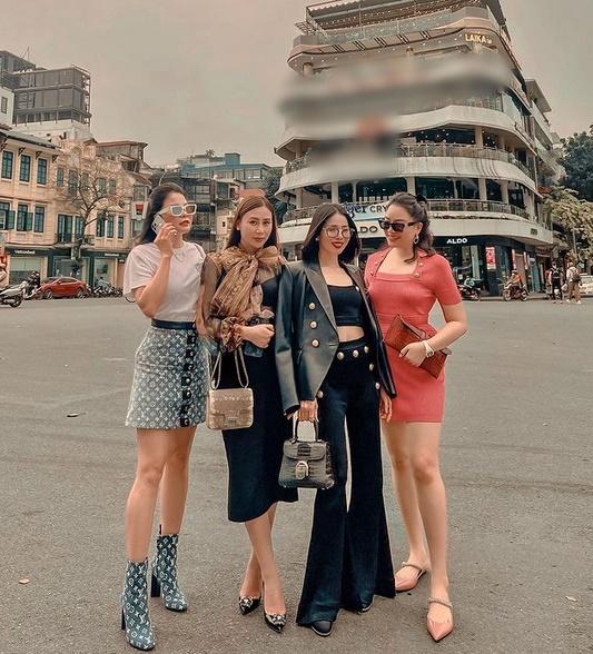 Chuyện gì đây: Lệ Quyên mặc đồ kín bưng chẳng giống ai đi bơi-2