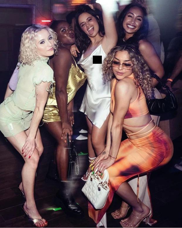 Đã thả rông còn bị ướt áo, sao nữ lộ cả vòng 1-2