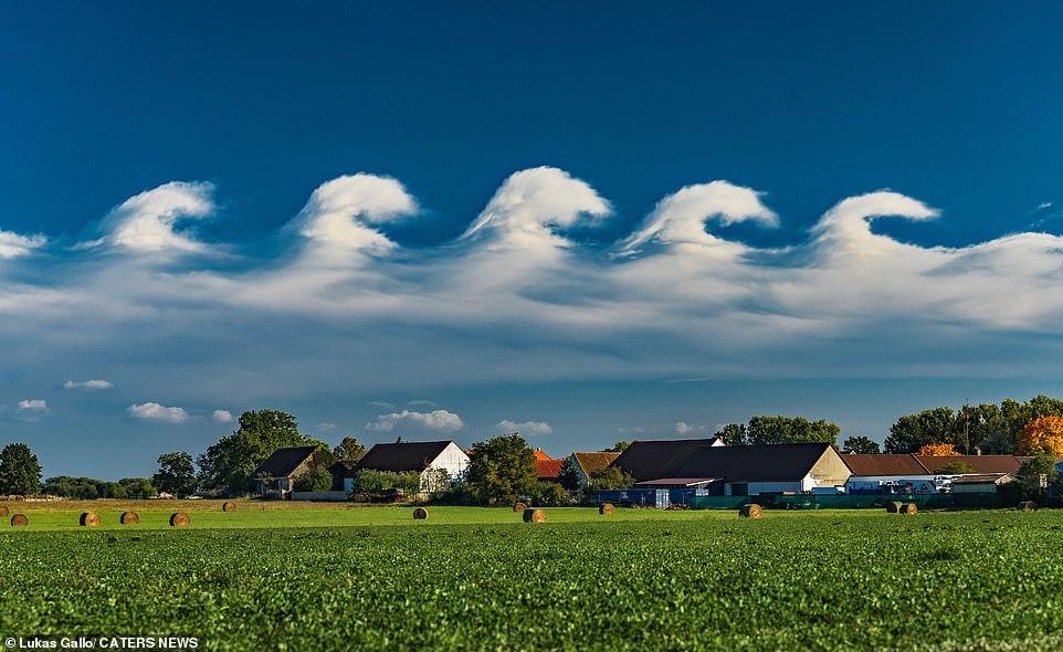Những đám mây hình sóng hiếm gặp xuất hiện trên bầu trời châu Âu-1