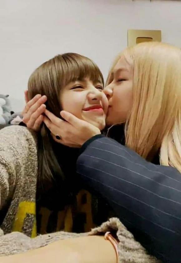 Dân mạng truyền nhau clip trai Việt được Rosé (Blackpink) hôn má-2