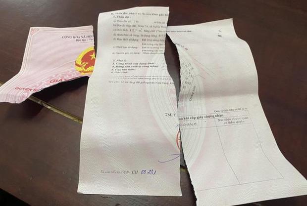 Clip: Rút súng uy hiếp, xé bìa đỏ của người bán đất ở Nghệ An-2