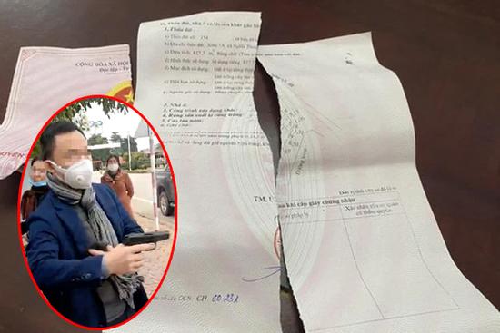 Clip: Rút súng uy hiếp, xé bìa đỏ của người bán đất ở Nghệ An