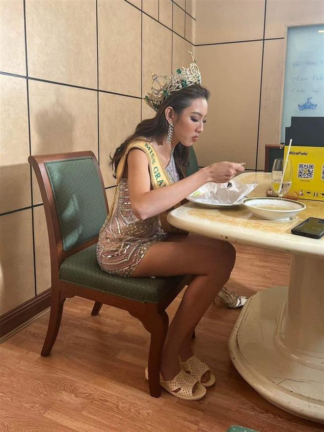 Hoa hậu Thùy Tiên bị dìm hàng với dáng ngồi ăn âm điểm thanh lịch-3