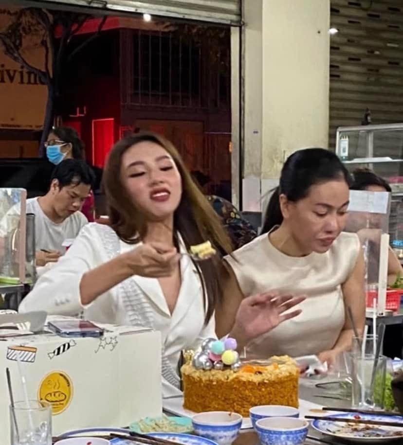 Hoa hậu Thùy Tiên bị dìm hàng với dáng ngồi ăn âm điểm thanh lịch-4