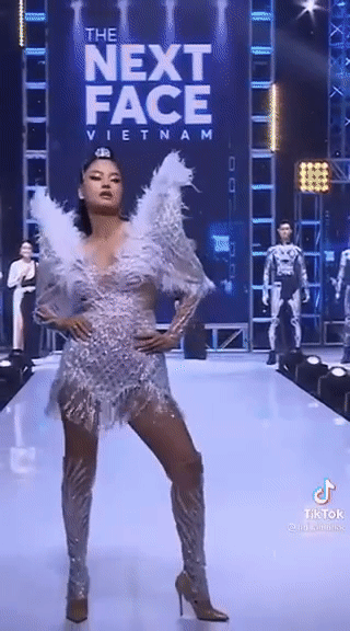 Vũ Thu Phương catwalk như cá chiên vẫn làm giám khảo Miss Universe-2