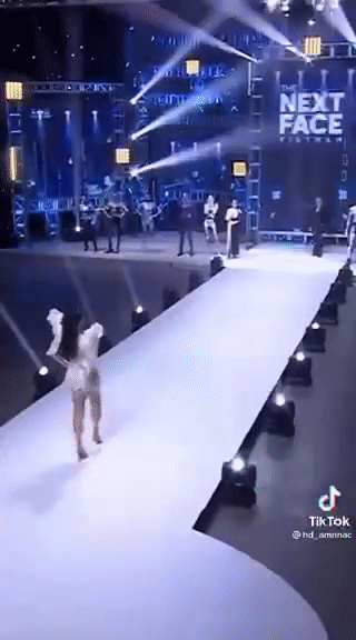 Vũ Thu Phương catwalk như cá chiên vẫn làm giám khảo Miss Universe-3