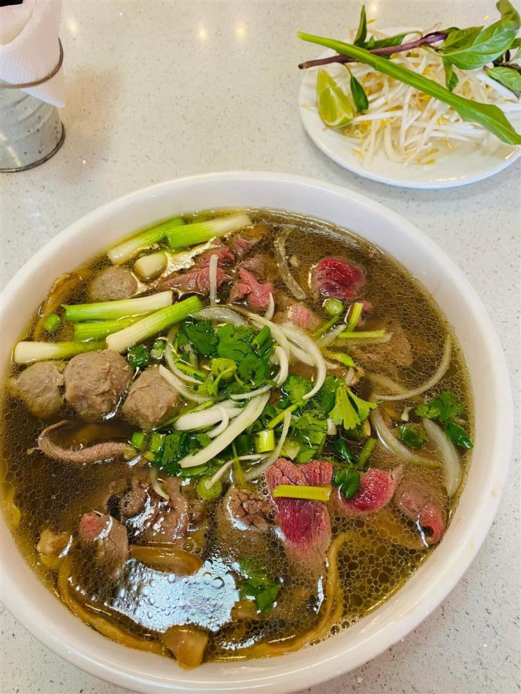 Xôn xao tô phở giá 350k: Nhìn giống y chang bún bò Huế-2