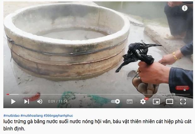 Cụ ông chôn bịch trứng dưới cát bên suối, netizen thắc mắc để làm gì?-4