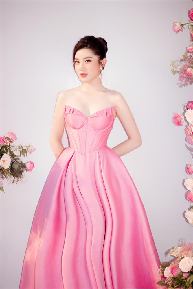 Mặc chung váy, Huyền My át vía cô em nhờ xế hộp 200 tỷ-4