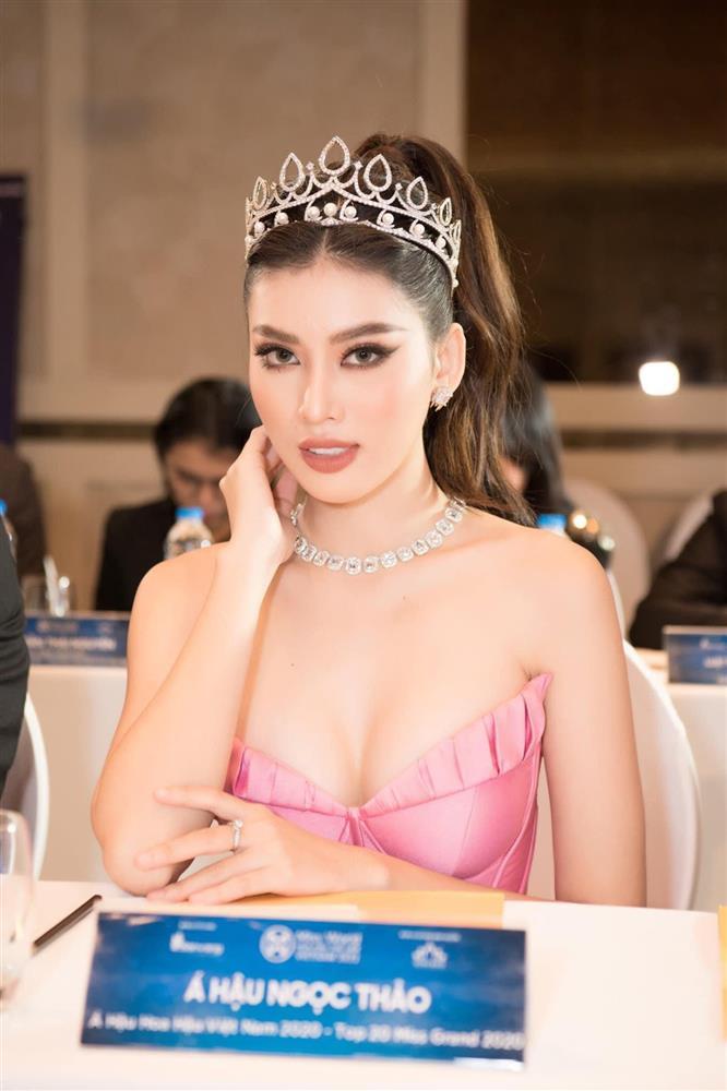 Mặc chung váy, Huyền My át vía cô em nhờ xế hộp 200 tỷ-9