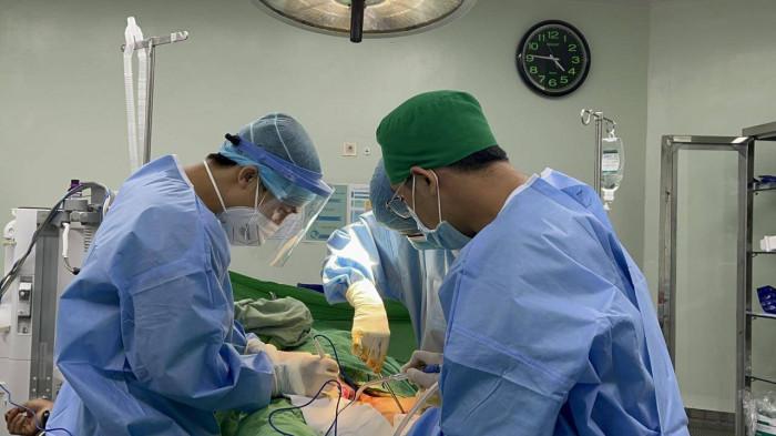 Đang làm ruộng, bất ngờ bị đạn lạc xuyên vùng kín-2