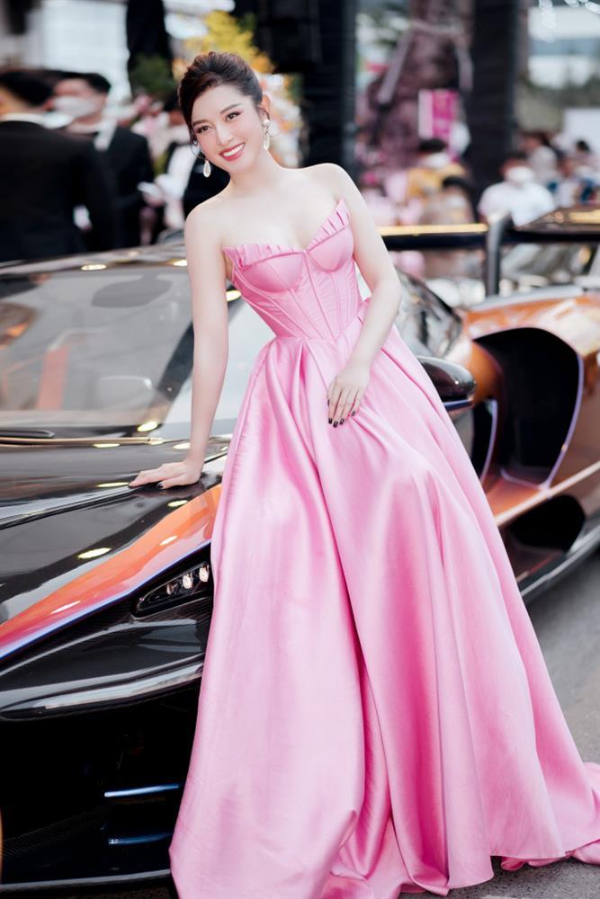 Mặc chung váy, Huyền My át vía cô em nhờ xế hộp 200 tỷ-1