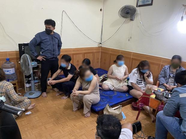 Bắt quả tang vợ chồng mở sòng bạc cho các quý bà sát phạt nửa đêm-1